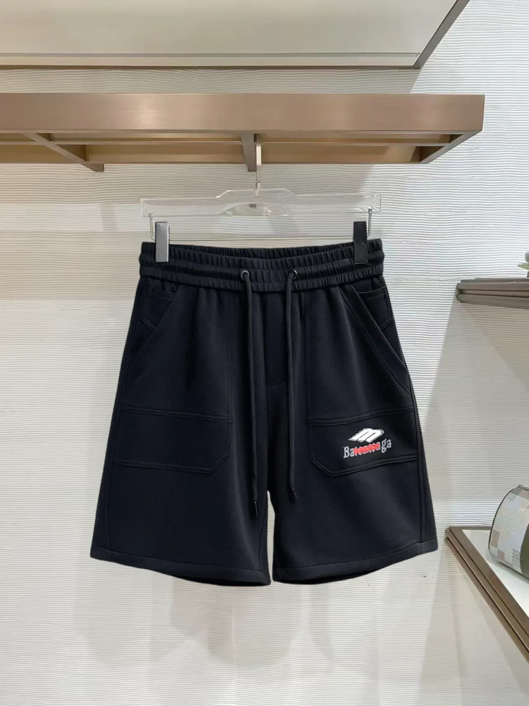 Balenciaga's three-standard complete 2026 summer New Arrival men's casual shorts, advanced custom-made Breathable fabric, Breathable fabric, extremely stretchy and comfortable, impeccable details, top-grade accessories, original logo design concept, delicate and soft feel! The upper body fit is awesome! Size: M-XXXL Please state your height and weight when ordering